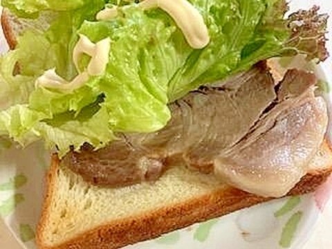 茹で塩豚とサニーレタスの ソースマヨトースト